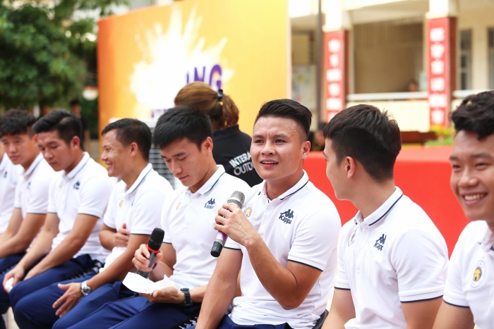 quang hai bui tien dung deo mat na trung thu truyen cam hung tai strong vietnam