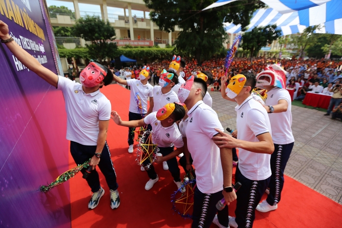 quang hai bui tien dung deo mat na trung thu truyen cam hung tai strong vietnam