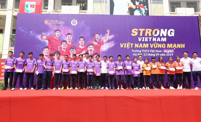 quang hai bui tien dung deo mat na trung thu truyen cam hung tai strong vietnam