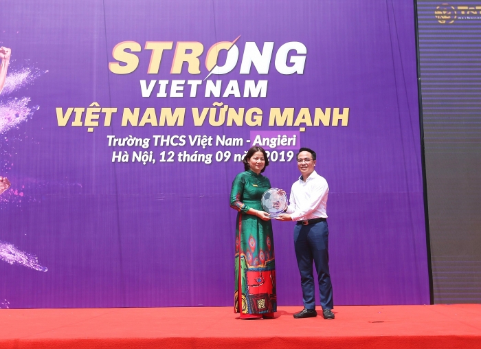 quang hai bui tien dung deo mat na trung thu truyen cam hung tai strong vietnam