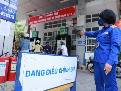 Giá xăng tăng mạnh gần 1.000 đồng sau 4 lần giảm giá