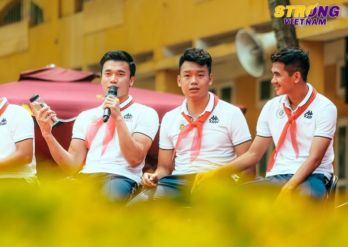 dinh trong quang hai chao co dau tuan voi cac em hoc sinh tai su kien strong vietnam