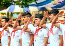 Đình Trọng, Quang Hải chào cờ đầu tuần với các em học sinh tại sự kiện Strong Vietnam