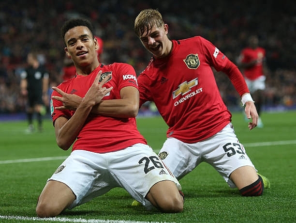 vua hut chet truoc rochdale mu lai dung thu du o carabao cup