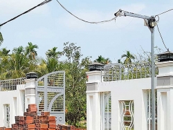Báo Sóc Trăng: Lắp camera nhà cán bộ để... chống khủng bố?