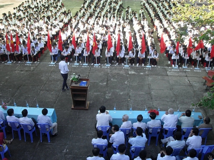 0225 de xuat bo phe binh hoc sinh truoc toan truong