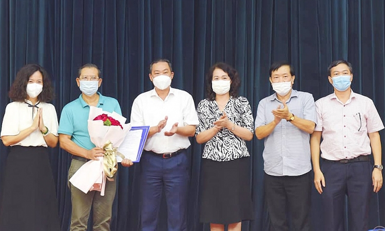 Lãnh đạo Đài Phát thanh và Truyền hình Hà Nội chúc mừng ông Tô Quang Phán (Ảnh: Hanoimoi)