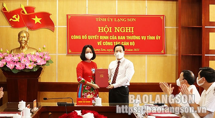 Phó Bí thư Thường trực Tỉnh ủy Hoàng Văn Nghiệm trao quyết định cho bà Nông Bích Diệp (Ảnh: Báo Lạng Sơn)