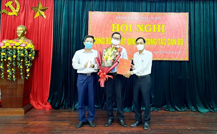 Ông Trình Minh Đức (giữa) nhận quyết định (Ảnh: Báo Quảng Nam)