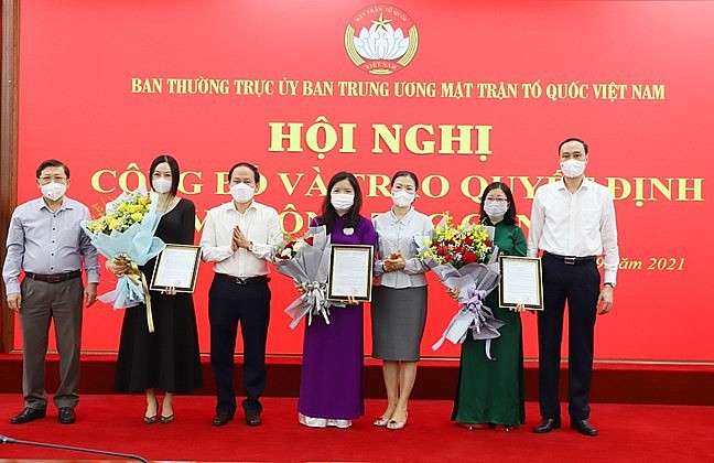 Các nhân sự mới nhận quyết định (Ảnh: VGP)