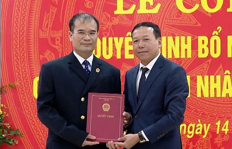 Ông Vũ Công Đồng (trái) nhận quyết định bổ nhiệm (Ảnh: Báo Bắc Ninh)