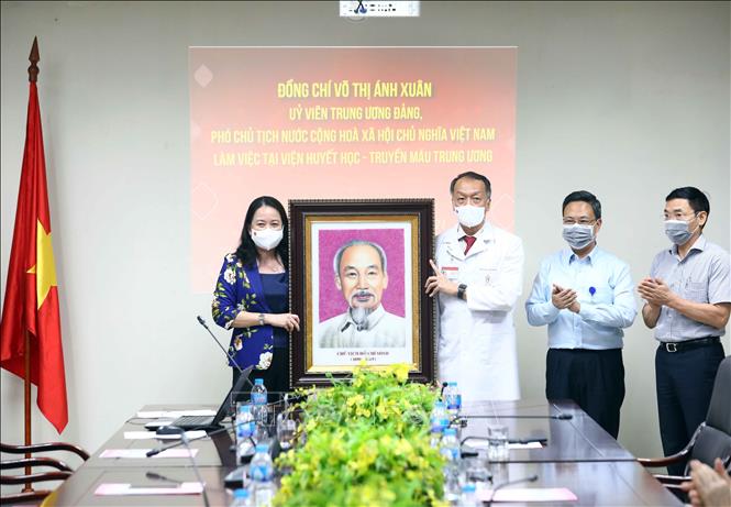 Phó Chủ tịch nước thăm, tặng quà cho bệnh nhi nhân dịp Tết Trung Thu