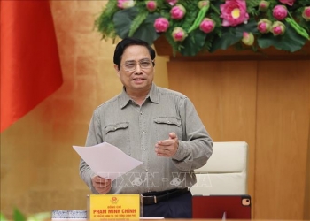 Thủ tướng: Nghiên cứu giải pháp thích ứng an toàn, linh hoạt, kiểm soát có hiệu quả dịch COVID-19