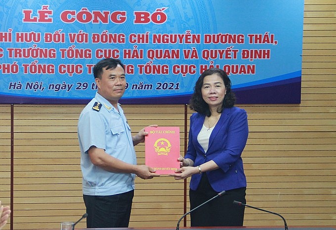 Thứ trưởng Bộ Tài chính Vũ Thị Mai trao quyết định cho tân Phó Tổng cục trưởng Tổng cục Hải quan Nguyễn Văn Thọ