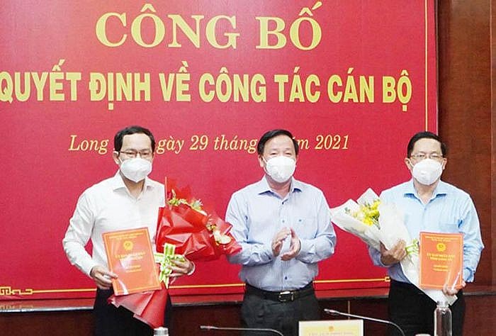 Ông Nguyễn Tấn Quí (trái) và ông Nguyễn Văn Trang (phải) nhận quyết định (Ảnh: Cổng TTĐT tỉnh Long An)