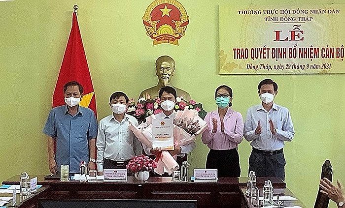 Ông Lê Minh Tâm (giữa) nhận quyết định (Ảnh: Cổng TTĐT tỉnh Đồng Tháp)