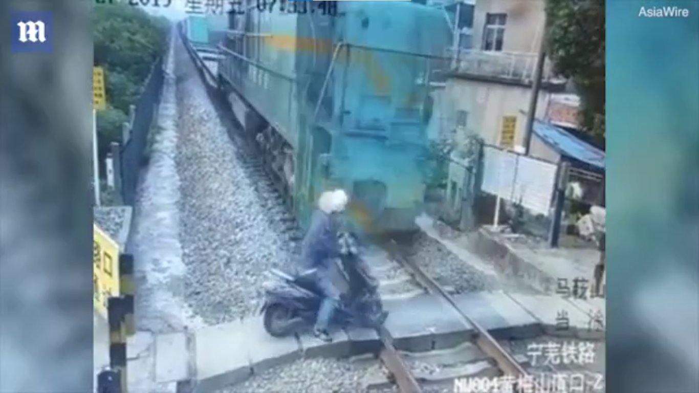 Video: Bị tàu hoả tông bay cả người và xe vẫn sống sót thần kỳ