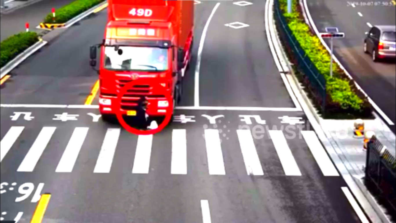 Video: Bị cuốn vào gầm xe container, cụ ông 86 tuổi may mắn thoát chết