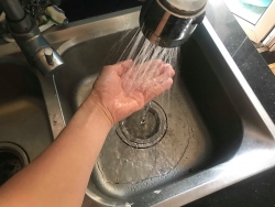 Nước sông Đà bị nhiễm dầu thải, doanh nghiệp vẫn cấp cho người dân
