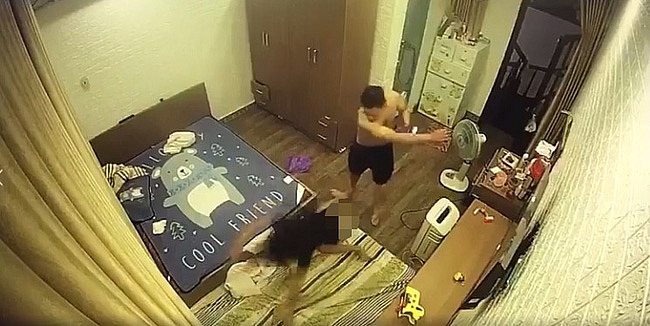 video chong ho lot do ghi dau roi danh dap vo da man truoc mat con nho