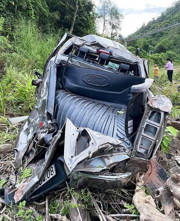 nghe an o to lao xuong vuc 2 giao vien tu vong 1 nguoi nguy kich
