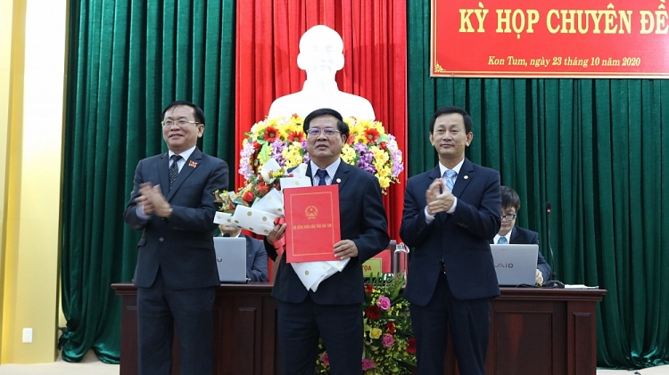 Ông Dương Văn Trang và ông Nguyễn Văn Hòa chúc mừng ông Lê Ngọc Tuấn (Ảnh: TH/Báo Kon Tum)