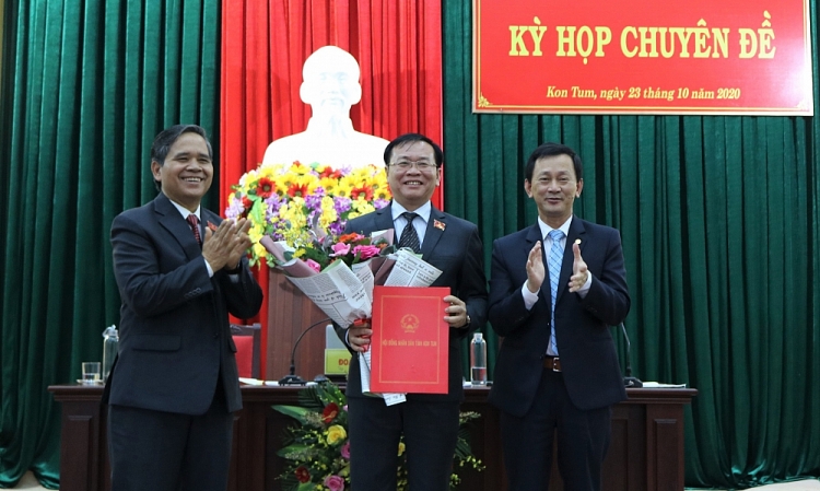 Bí thư Tỉnh ủy Dương Văn Trang và ông Kring Ba tặng hoa chúc mừng đồng chí Nguyễn Văn Hòa (Ảnh: TH/Báo Kon Tum)