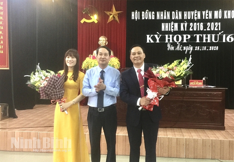 Ông Mai Văn Tuất chúc mừng 2 nhân sự mới (Ảnh: Báo Ninh Bình)