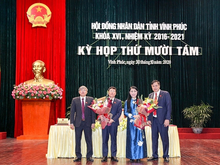 Lãnh đạo HĐND, UBND tỉnh Vĩnh Phúc chúc mừng ông Lê Duy Thành và bà Hoàng Thị Thúy Lan (Ảnh: Báo Vĩnh Phúc)