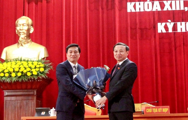 Ông Nguyễn Xuân Ký, Bí thư Tỉnh ủy, Chủ tịch HĐND tỉnh Quảng Ninh chúc mừng đồng chí Nguyễn Tường Văn (Ảnh: VGP)