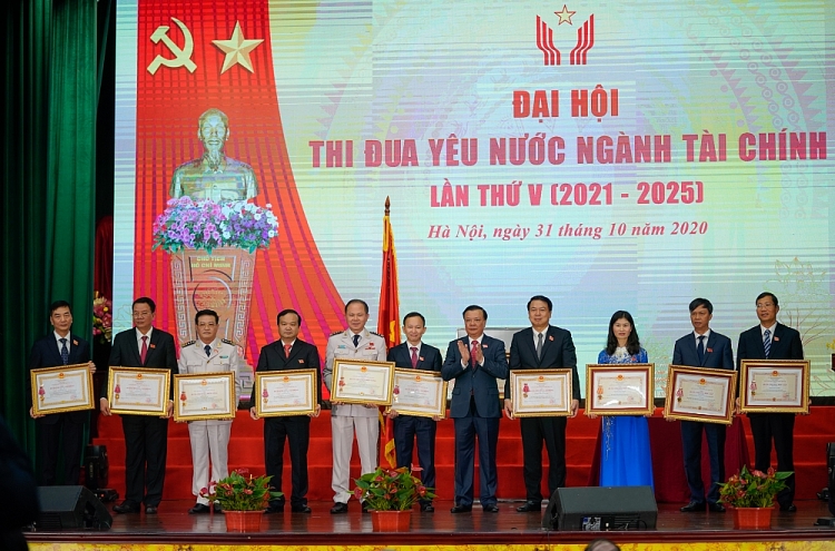 Thủ tướng Nguyễn Xuân Phúc: Không tận thu, cũng không có chuyện ban phát