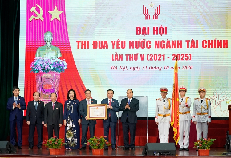 Thủ tướng Nguyễn Xuân Phúc: Không tận thu, cũng không có chuyện ban phát