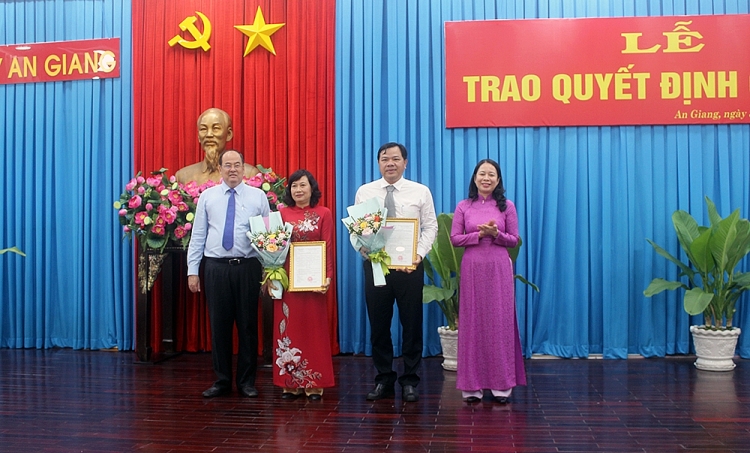 Bà Võ Thị Siêu nhận quyết định bổ nhiệm (Ảnh: Báo An Giang)