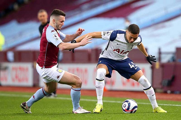 Aston Villa (trái) vừa gây ấn tượng khi đánh bại MU