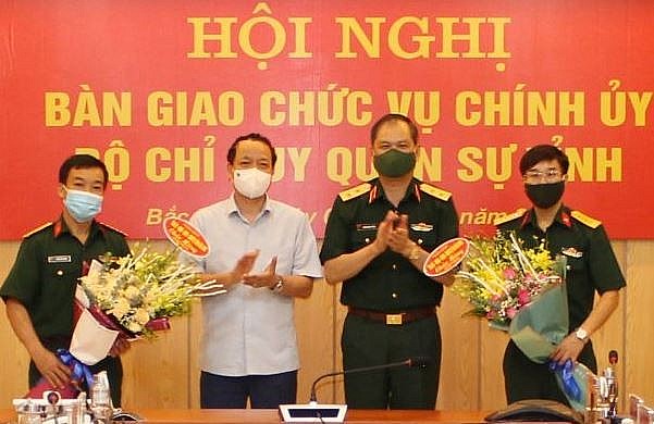 Lãnh đạo Quân khu 1 và tỉnh Bắc Ninh chúc mừng 2 cán bộ (Ảnh: VGP)