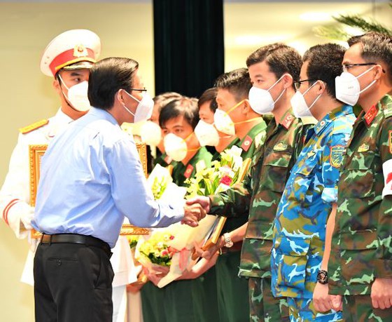 TP.HCM tuyên dương, cảm ơn lực lượng hỗ trợ chống dịch COVID-19
