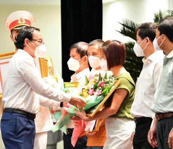 TP.HCM tuyên dương, cảm ơn lực lượng hỗ trợ chống dịch COVID-19