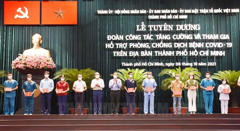 TP.HCM tuyên dương, cảm ơn lực lượng hỗ trợ chống dịch COVID-19