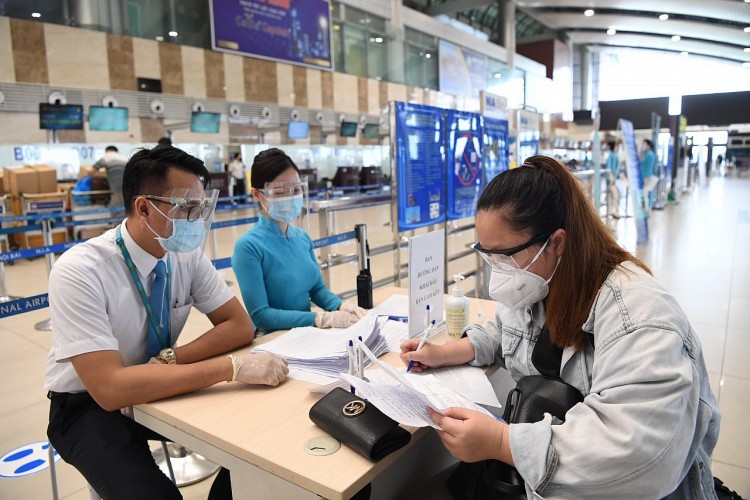 Những chuyến bay nội địa đầu tiên sau nhiều tháng nghỉ dịch COVID-19