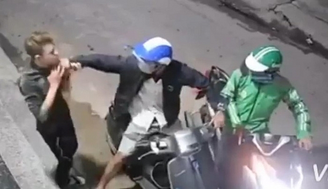 video hai doi tuong di dao vao co nan nhan roi cuop xe may dien thoai