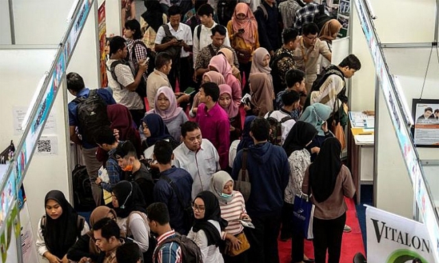 nhieu cong dan indonesia bi cam xin viec vi la nguoi chuyen gioi