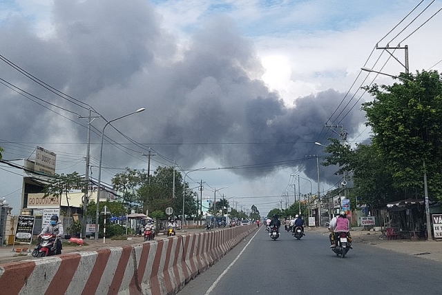 hien truong kinh hoang vu chay rui 10000m2 xuong may nha be tai soc trang