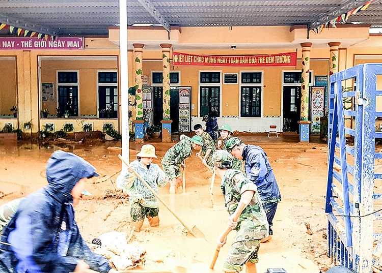 Bộ đội giúp dân khắc phục hậu quả sau cơn bão số 9 tại Trường mầm non Hướng Việt, xã Hướng Việt, huyện Hướng Hóa, tỉnh Quảng Trị