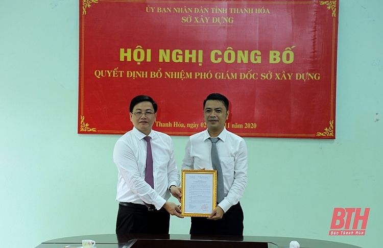 Ông Nguyễn Hải Đức nhận quyết định bổ nhiệm (Ảnh: Báo Thanh Hóa0