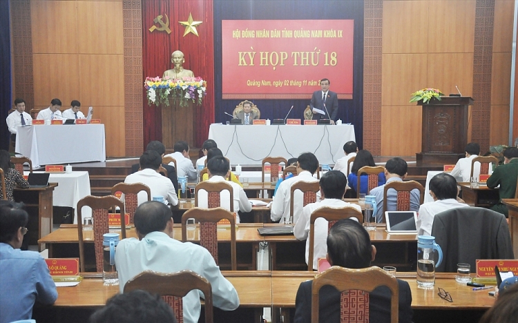 Chủ tọa điều hành Kỳ họp thứ 18 diễn ra sáng nay 2/11 (Ảnh: N.Đ/Báo Quảng Nam)