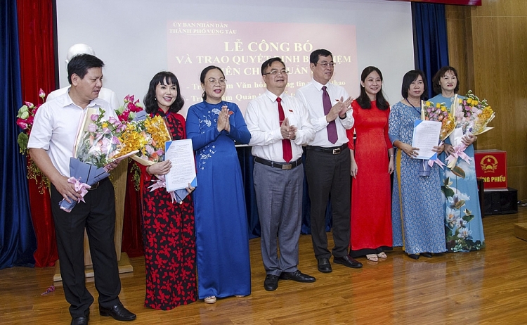 Lãnh đạo Tỉnh ủy, UBND thành phố Vũng Tàu chúc mừng các nhân sự mới (Ảnh: Báo Bà Rịa - Vũng Tàu)