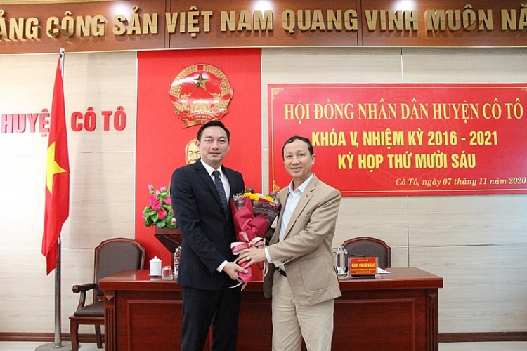 Lãnh đạo Sở Nội vụ Quảng Ninh chúc mừng ông Lê Hùng Sơn (Ảnh: Báo Quảng Ninh)