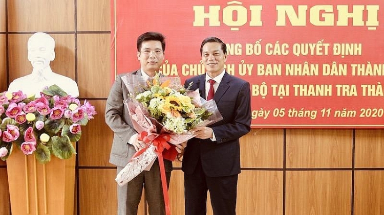 Ông Bùi Hùng Thiện nhận quyết định bổ nhiệm (Ảnh: PLVN)