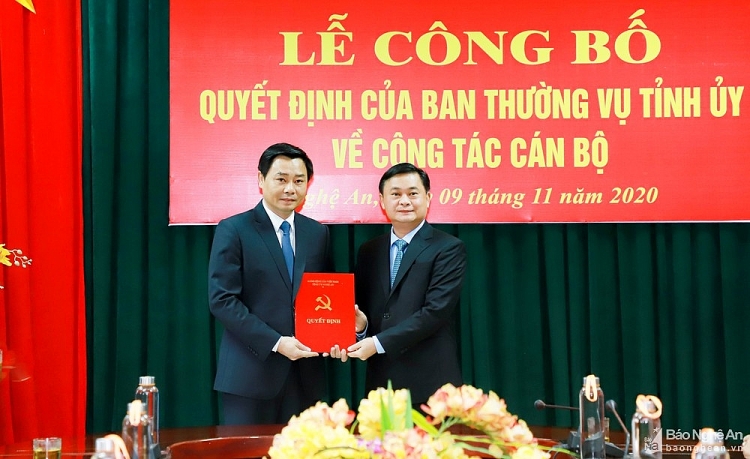 Bí thư Tỉnh ủy Nghệ An Thái Thanh Quý trao quyết định cho ông Hồ Lê Ngọc (Ảnh: Báo Nghệ An)