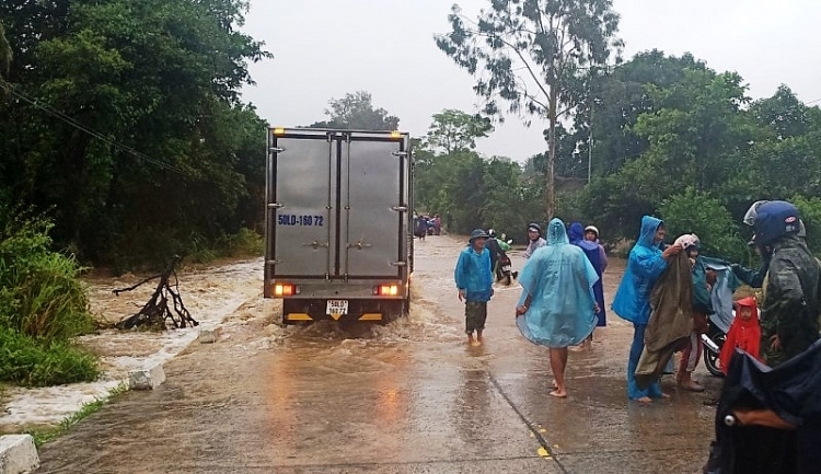 Bão số 12 đổ bộ vào đất liền, gió lớn quật ngã người đi đường